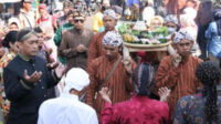 Gb1. Pemerintah Desa dan pedagang pasar doa bersama memohon keselamatan keberkahan dan kelancaran rejeki