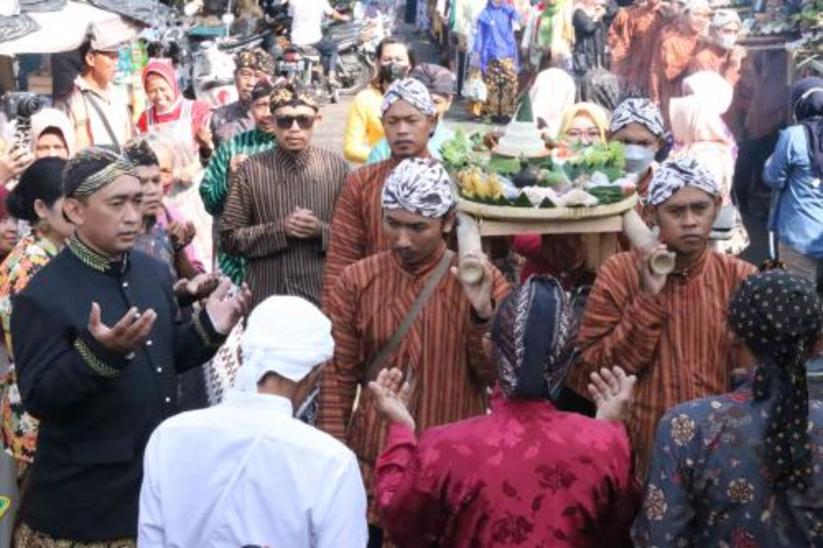 Gb1. Pemerintah Desa dan pedagang pasar doa bersama memohon keselamatan keberkahan dan kelancaran rejeki