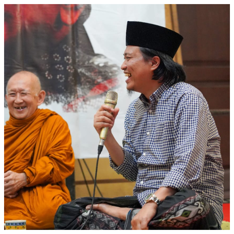 Gus Yusuf Chudzori Dialog dengan Bhante Sri Pannavaro Mahatera jeep