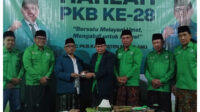 Jajaran Pengurus DPC PKB Kab Magelang Memotong Tumpeng Untuk Diserahkan Kepada Rois Syuriah PCNU Magelang KH. Toha Mansyur foto mail