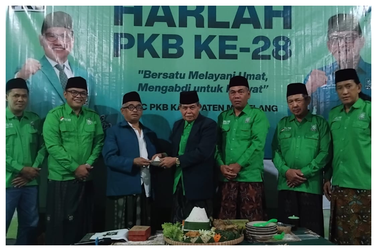 Jajaran Pengurus DPC PKB Kab Magelang Memotong Tumpeng Untuk Diserahkan Kepada Rois Syuriah PCNU Magelang KH. Toha Mansyur foto mail