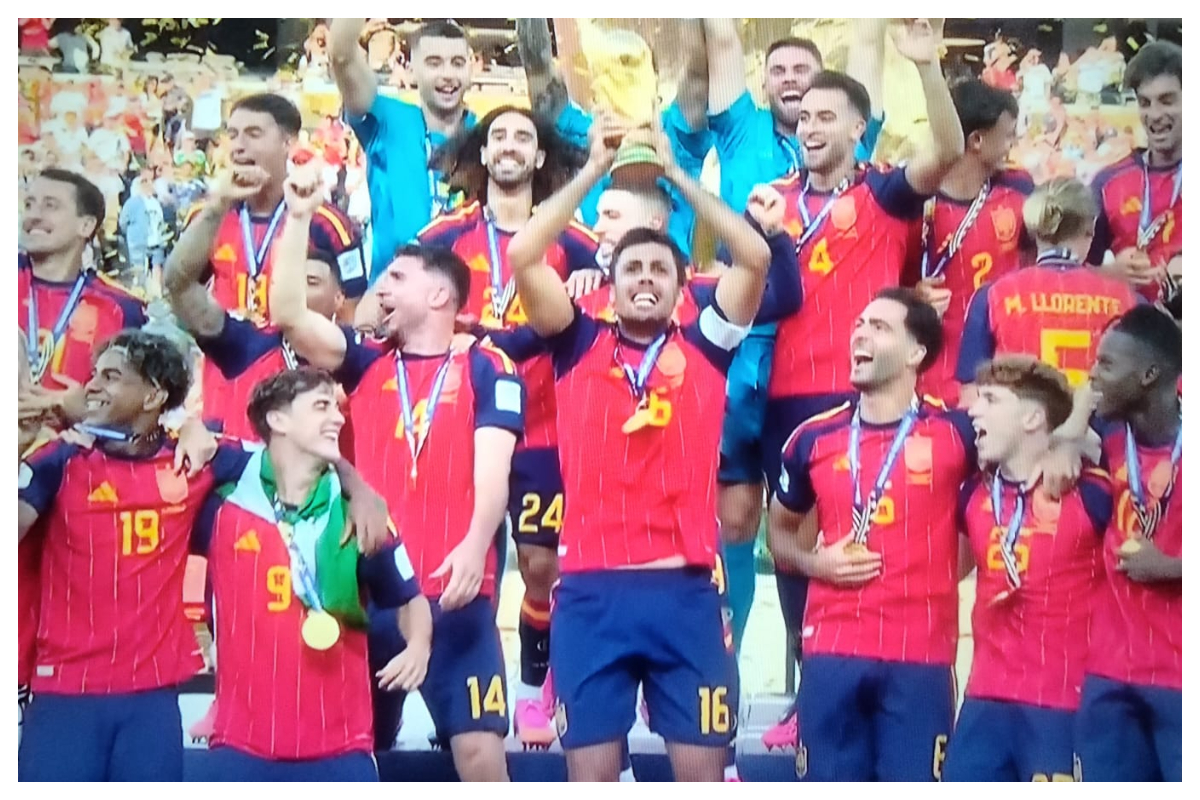 Pemain Spanyol Mengangkat Piala FIFA sebagai Pemenang Piala Dunia 2026 istimewa