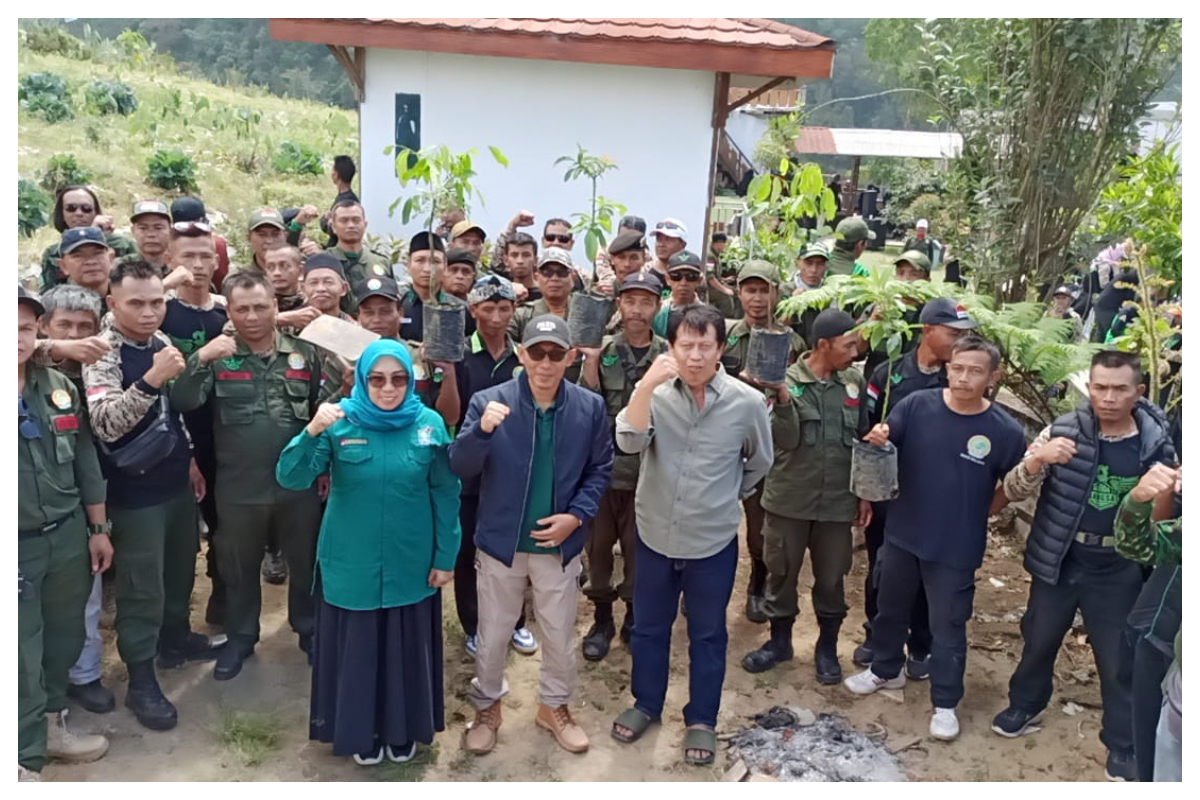 garda bangsa melaksanakan bhakti peduli lingkungan dengan menanam pohon di mangli Kaliangkrik foto Rohim