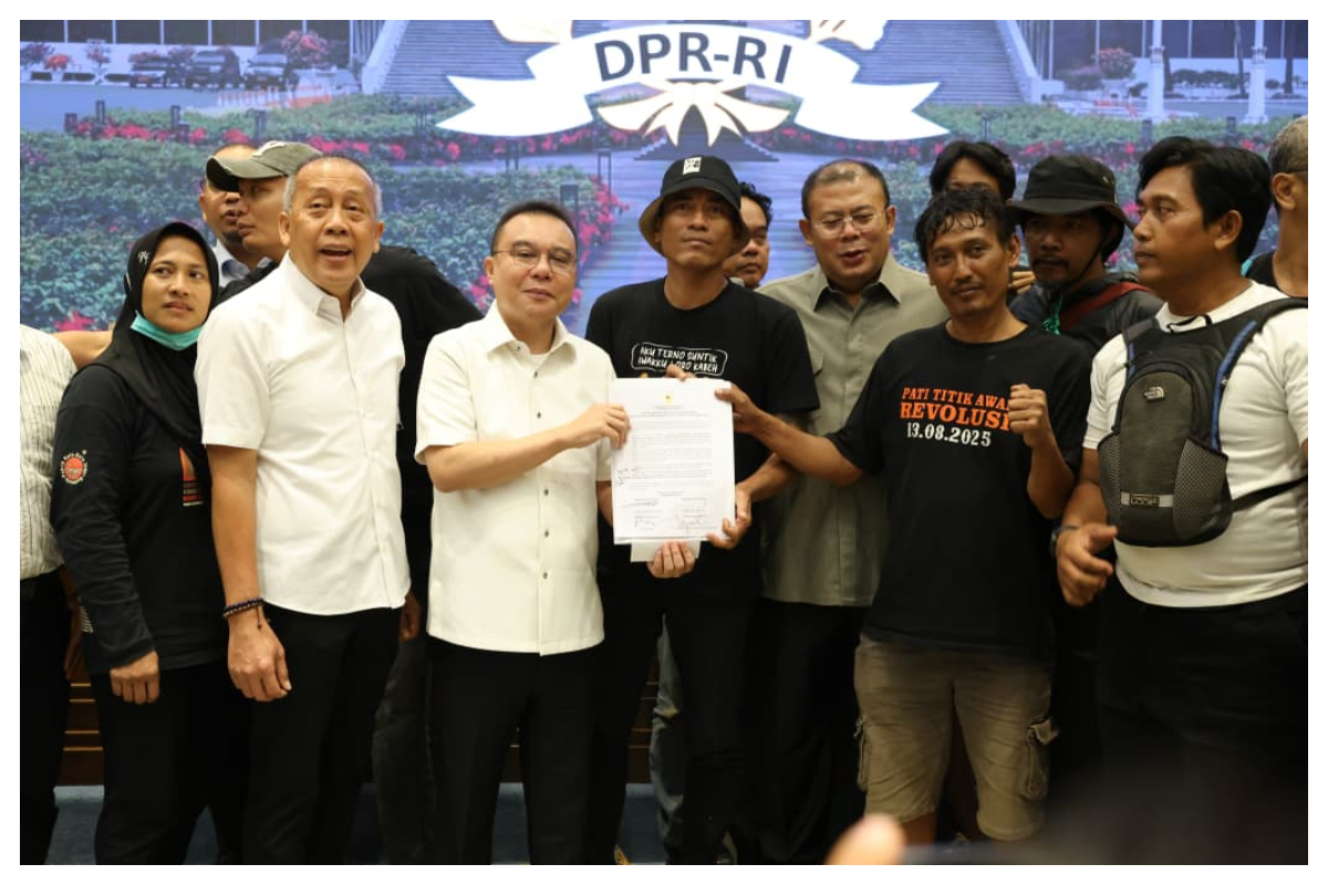 AMPB Foto Bersama pimpinan DPR yang menandatangani surat komitmen antara lain Sufmi Dasco Ahmad Saan Mustopa dan Cucun Ahmad Syamsurijal. Foto Istimewa