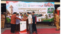 Bupati Jombang Warsubi yang meresmikan posko Ramah Muktamirin di kawasan Pasar Ngrawan Kecamatan Tembelang Senin 24 8 2026. foto Istimewa