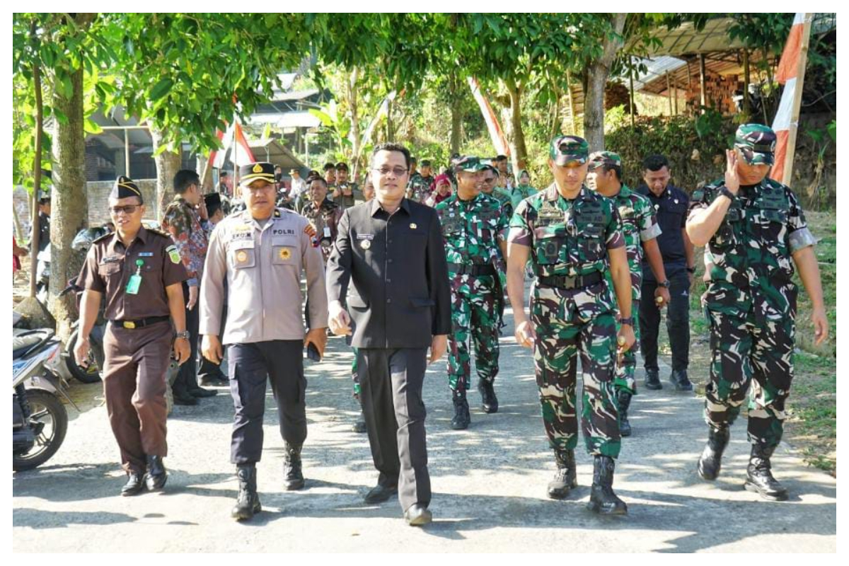 Bupati Magelang Grengseng Pamuji mengapresiasi pelaksanaan TMMD Sengkuyung Tahap III di Desa Giri Kulon. Foto Istimewa