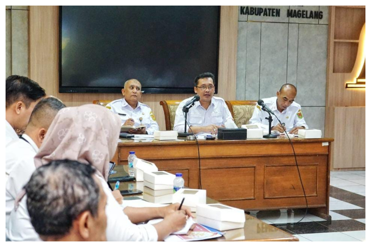 Bupati Magelang memimpin rapat evaluasi Program Blonjo Warung Tonggo di Ruang Cemerlang Setda Kabupaten Magelang Kamis 6 8 2026. Foto istimewa