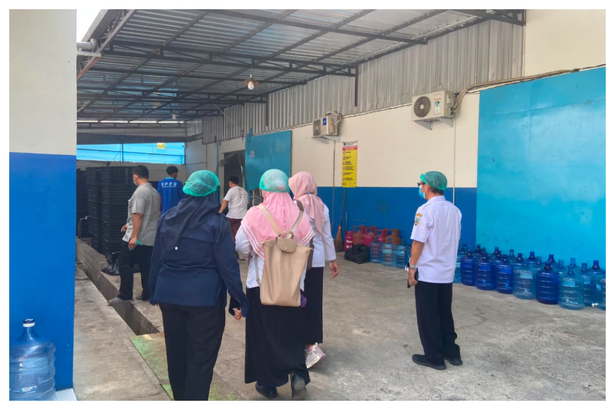 Dinkes Rembang Sidak dapur SPPG dan mengambil sampel makanan untuk diuji di laboratorium. Foto Istimewa