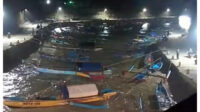 Gelombang tinggi menerjang Pantai Gesing Gunungkidul Yogyakarta Senin malam. Foto Istimewa