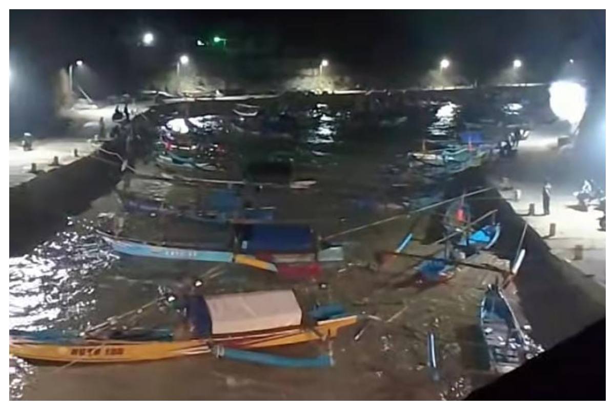 Gelombang tinggi menerjang Pantai Gesing Gunungkidul Yogyakarta Senin malam. Foto Istimewa