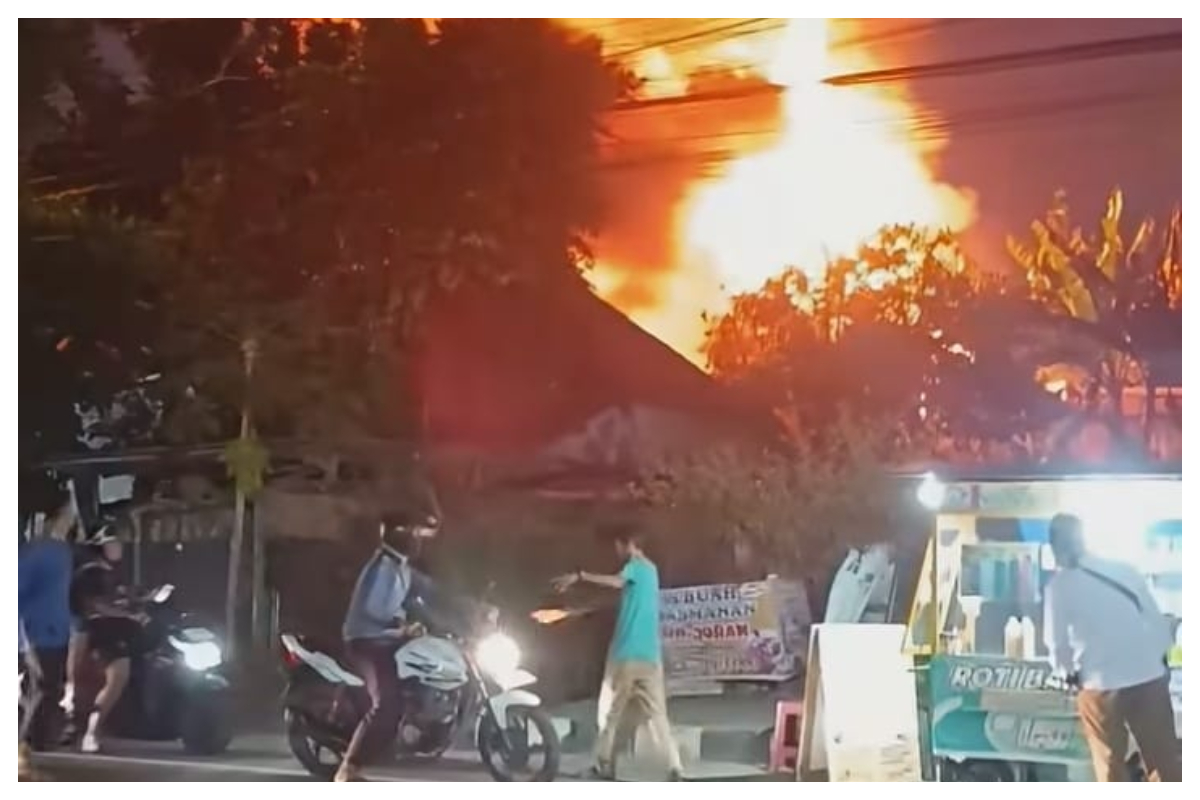 Kebakaran melanda sebuah rumah dua lantai di Kelurahan Pangenrejo. Foto Istimewa