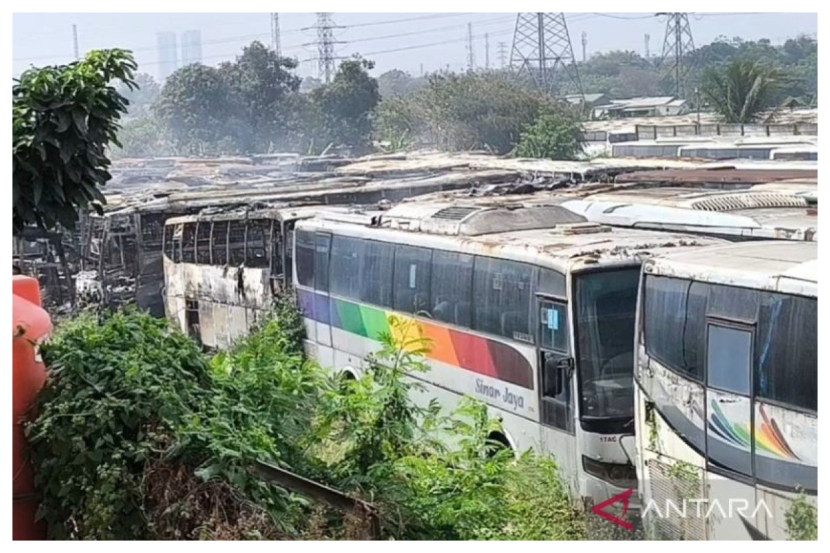 Kondisi usai insiden kebakaran yang melanda pangkalan bus PO Sinarjaya. ANTARA Pradita Kurniawan Syah