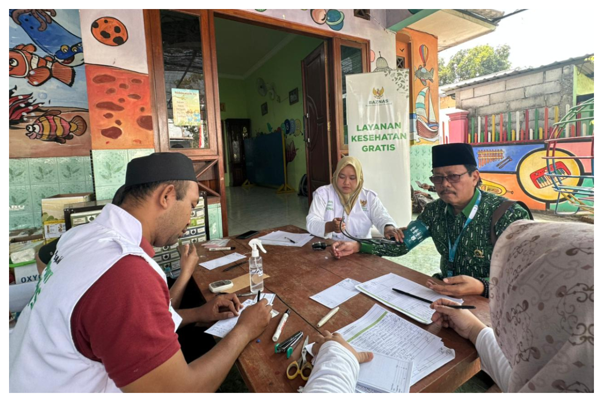 Layanan cek kesehatan gratis Baznas di depan Gedung Serba Guna KH Hasbullah Said Jumat 28 8. Foto istimewa