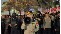 Melalui pengeras suara Kapolsek Metro Tanah Abang AKBP Dhimas Prasetyo meminta massa segera membubarkan diri. Foto Istimewa