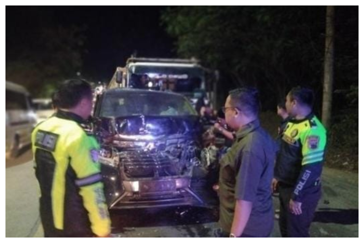 Mobil yang ditumpangi pendakwah kondang KH Anwar Zahid mengalami kecelakaan. Foto istimewa