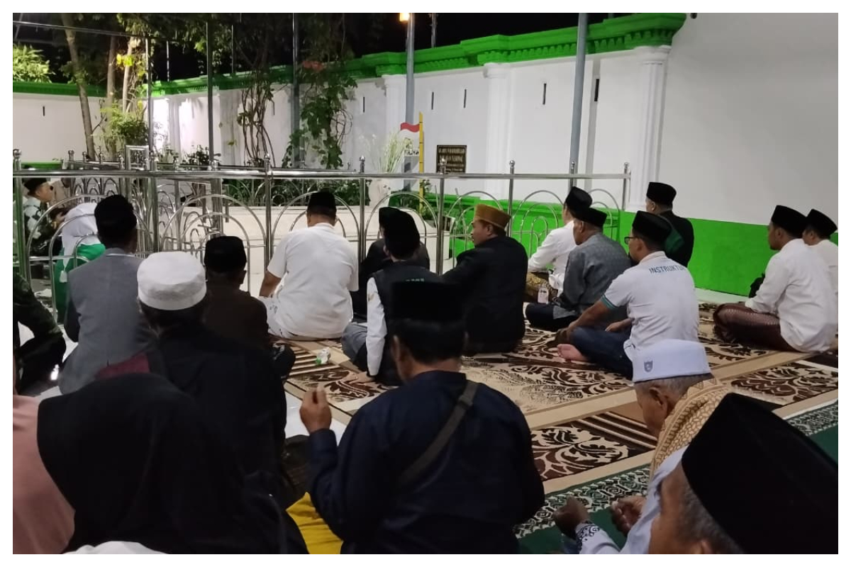 Para peziarah memadati makam Pahlawan Nasional KH Wahab Hasbullah di kompleks Pondok Pesantren Bahrul Ulum Tambakberas. foto Istimewa