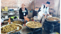 Para relawan memasak di Dapur Umum untuk melayani tamu Muktamar ke-35 NU. (Foto_ Mufid) Para relawan memasak di Dapur Umum untuk melayani tamu Muktamar ke-35 NU. (Foto_ Mufid) Para relawan memasak di Dapur Umum untuk melayani tamu Muktamar ke 35 NU. Foto Mufid Para relawan memasak di Dapur Umum untuk melayani tamu Muktamar ke 35 NU. Foto Mufid