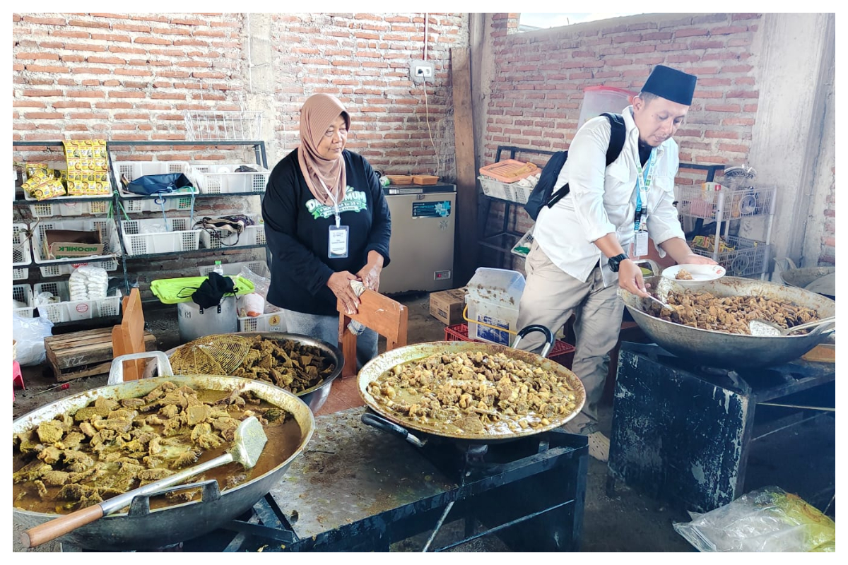 Para relawan memasak di Dapur Umum untuk melayani tamu Muktamar ke 35 NU. Foto Mufid Para relawan memasak di Dapur Umum untuk melayani tamu Muktamar ke 35 NU. Foto Mufid