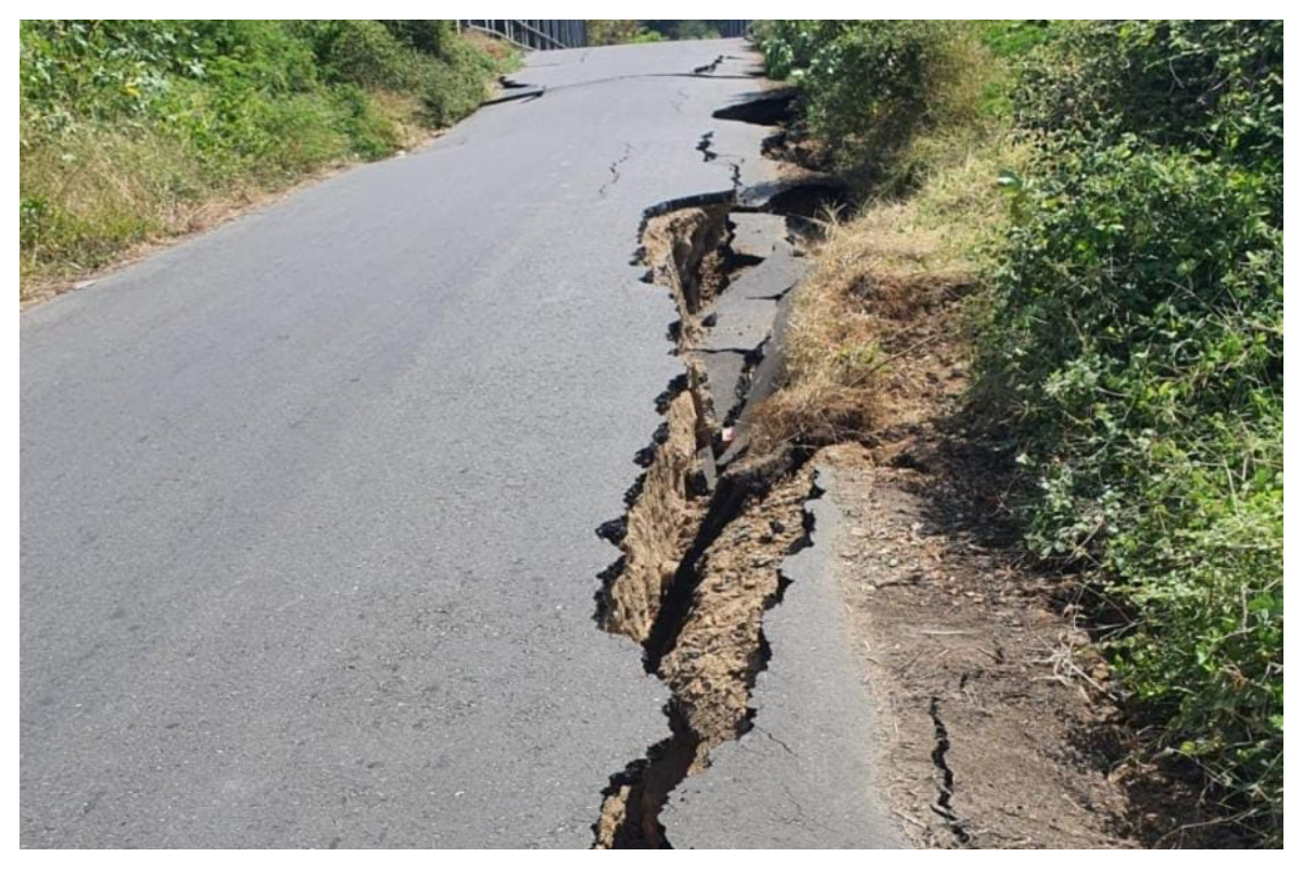 Patahan Badan Jalan dari sembilan ruas jalandi NTT . Foto Istimewa