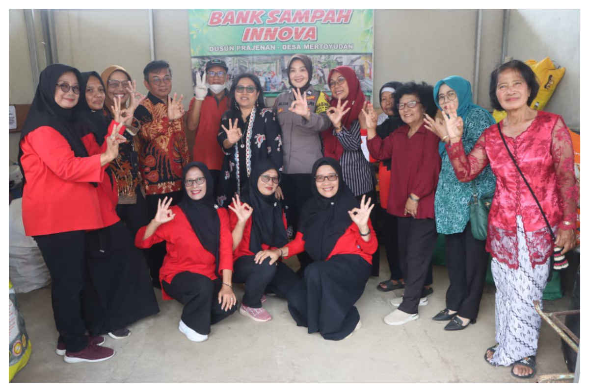 Pengelola Bank Sampah Inova di Dusun Prajenan Desa Mertoyudan Kecamatan Mertoyudan Kabupaten Magelang. Foto istimewa