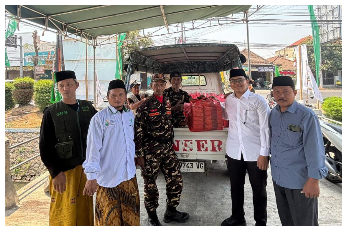 Pengiriman makan siang gratis untuk para muhibbin di sekitar arena Muktamar ke 35 NU. Foto Ist