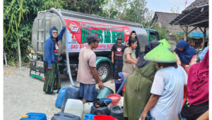 Penyaluran bantuan 99.999 liter air bersih bagi warga Kabupaten Bojonegoro Jawa Timur. Foto Istimewa