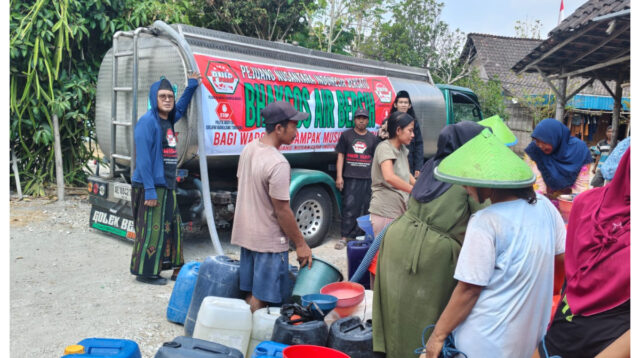 Penyaluran bantuan 99.999 liter air bersih bagi warga Kabupaten Bojonegoro Jawa Timur. Foto Istimewa