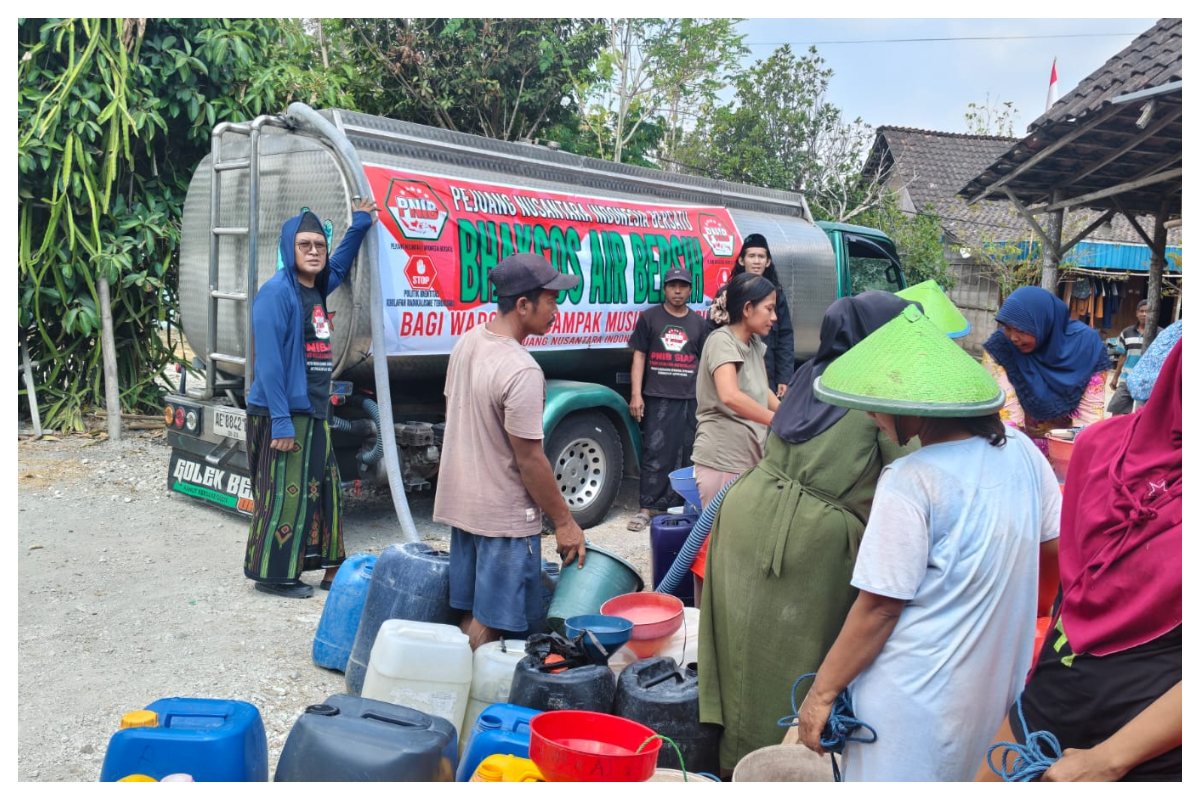 Penyaluran bantuan 99.999 liter air bersih bagi warga Kabupaten Bojonegoro Jawa Timur. Foto Istimewa