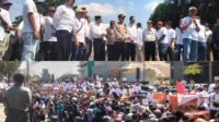 Peternak ayam petelur Magelang menggelar aksi damai memprotes mahalnya harga pakan. foto docBC