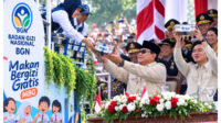 Presiden Prabowo Subianto menerima wadah ompreng berisi menu Makan Bergizi Gratis MBG. Foto istimewa