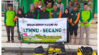 Relawan BBM NU Secang berfoto di depan Masjid Al Mujahidin Secang Magelang. Foto Istimewa