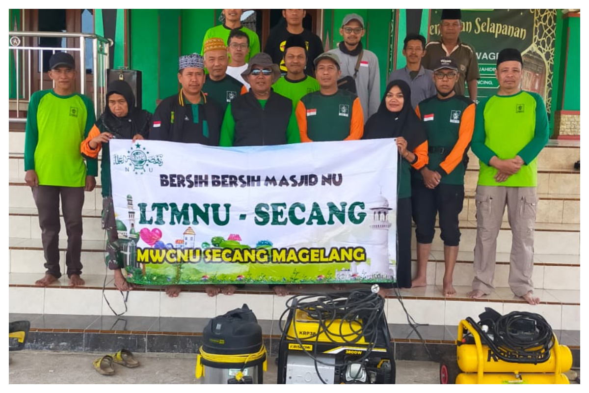 Relawan BBM NU Secang berfoto di depan Masjid Al Mujahidin Secang Magelang. Foto Istimewa