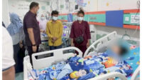 Sudaryono yang akrab disapa Mas Dar menjenguk anak anak yang dirawat. Foto istimewa