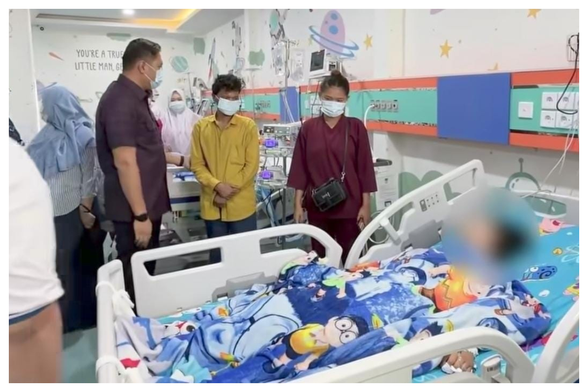 Sudaryono yang akrab disapa Mas Dar menjenguk anak anak yang dirawat. Foto istimewa