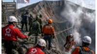 Tim BPBD Mengangkat Jenazah Pendaki Brebes Jawa Tengah yang jatuh ke kawah Gunung Slamet di sekitar bibir kawah Selasa 18 8 2026. Foto Istimewa 1