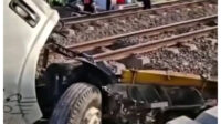 Truk hancur setelah tertemper Kereta Api (KA) Malabar di perlintasan sebidang Jalan Raya Gondang-Ngering, Desa Sumyang, Kecamatan Jogonalan, Klaten, Jawa Tengah, Kamis (27_8_2026). (Foto _ Istimewa) Truk hancur setelah tertemper Kereta Api KA Malabar di perlintasan sebidang Jalan Raya Gondang Ngering Desa Sumyang Kecamatan Jogonalan Klaten Jawa Tengah Kamis 27 8 2026. Foto Istimewa