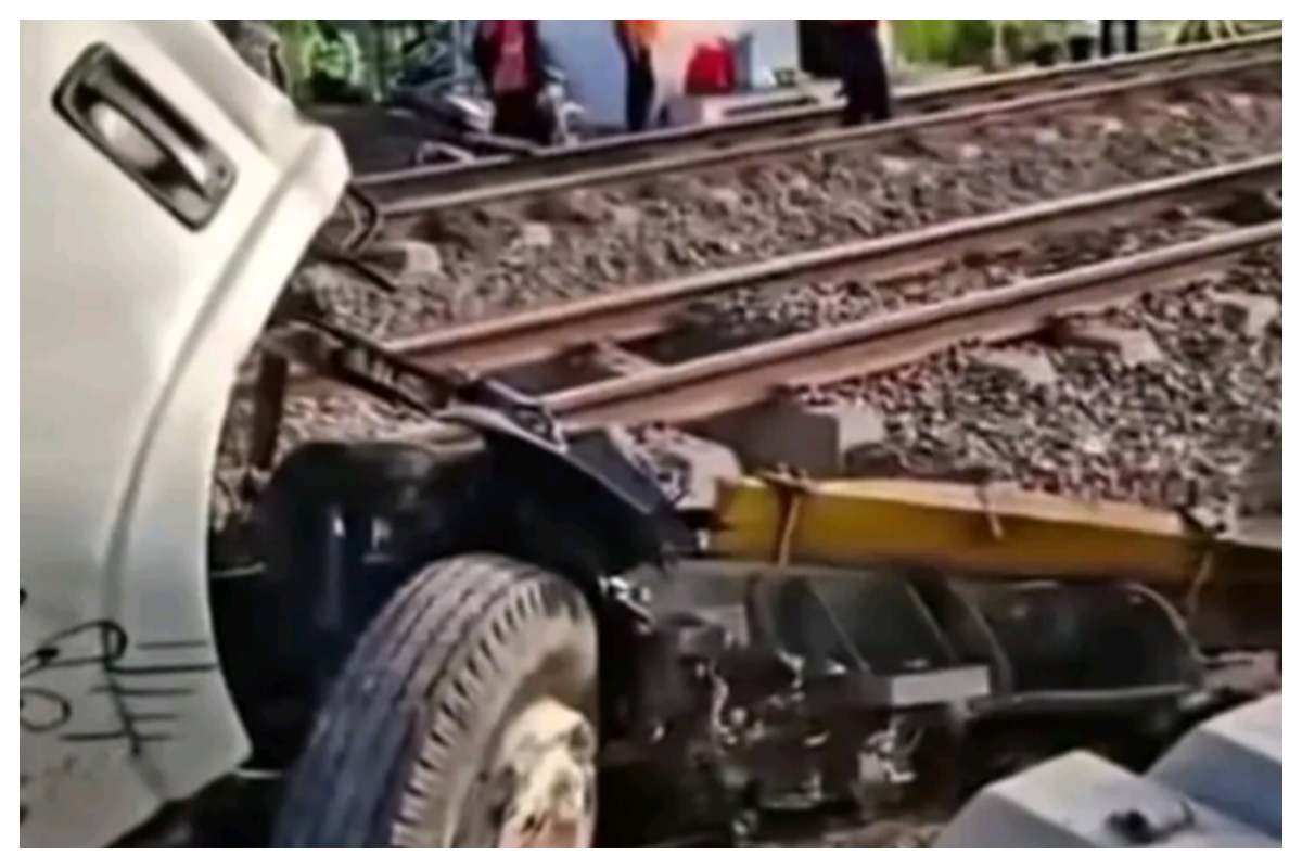 Truk hancur setelah tertemper Kereta Api KA Malabar di perlintasan sebidang Jalan Raya Gondang Ngering Desa Sumyang Kecamatan Jogonalan Klaten Jawa Tengah Kamis 27 8 2026. Foto Istimewa