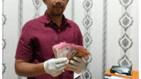 Wakasat Reskrim Polresta Magelang AKP Toyib Riyanto memperlihatkan barang bukti gelang emas dan uang tunai yang berhasil diamankan petugas dari tersangka Rabu 12 8 2026. Foto Istimewa
