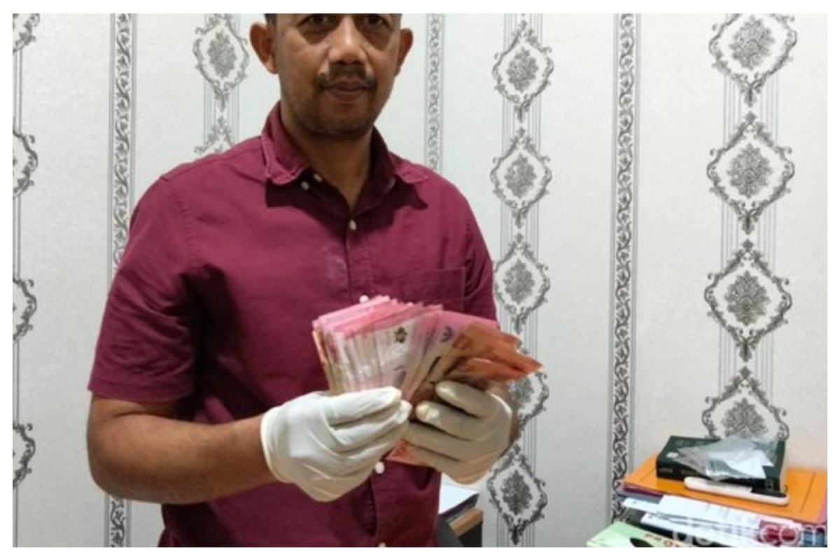 Wakasat Reskrim Polresta Magelang AKP Toyib Riyanto memperlihatkan barang bukti gelang emas dan uang tunai yang berhasil diamankan petugas dari tersangka Rabu 12 8 2026. Foto Istimewa