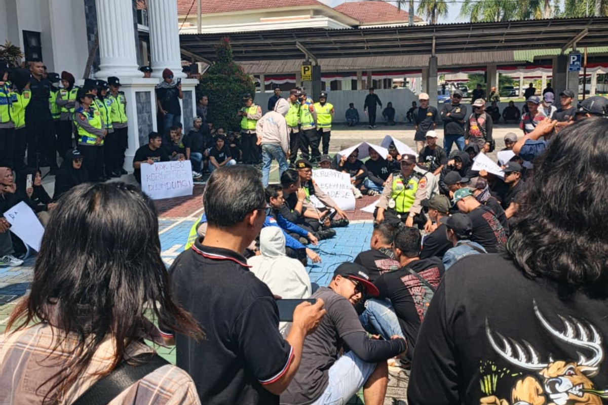 Warga Desa Wonogiri mendatangi Kejari Kabupaten Magelang mendesak kejelasan penanganan dugaan penyalahgunaan dana desa Rp522 juta