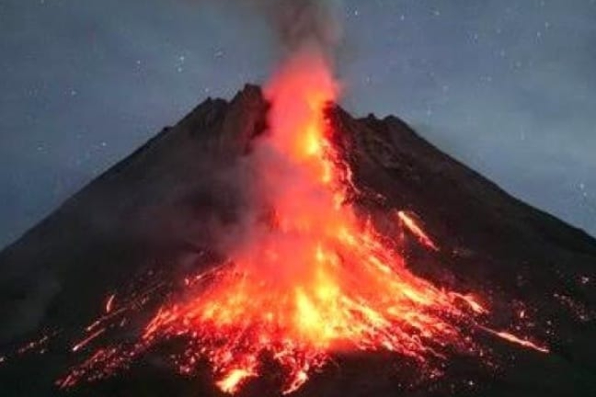 Gunung Merapi Masih Siaga PVMBG Catat 19 Gempa Guguran dan 15 Gempa Hybrid