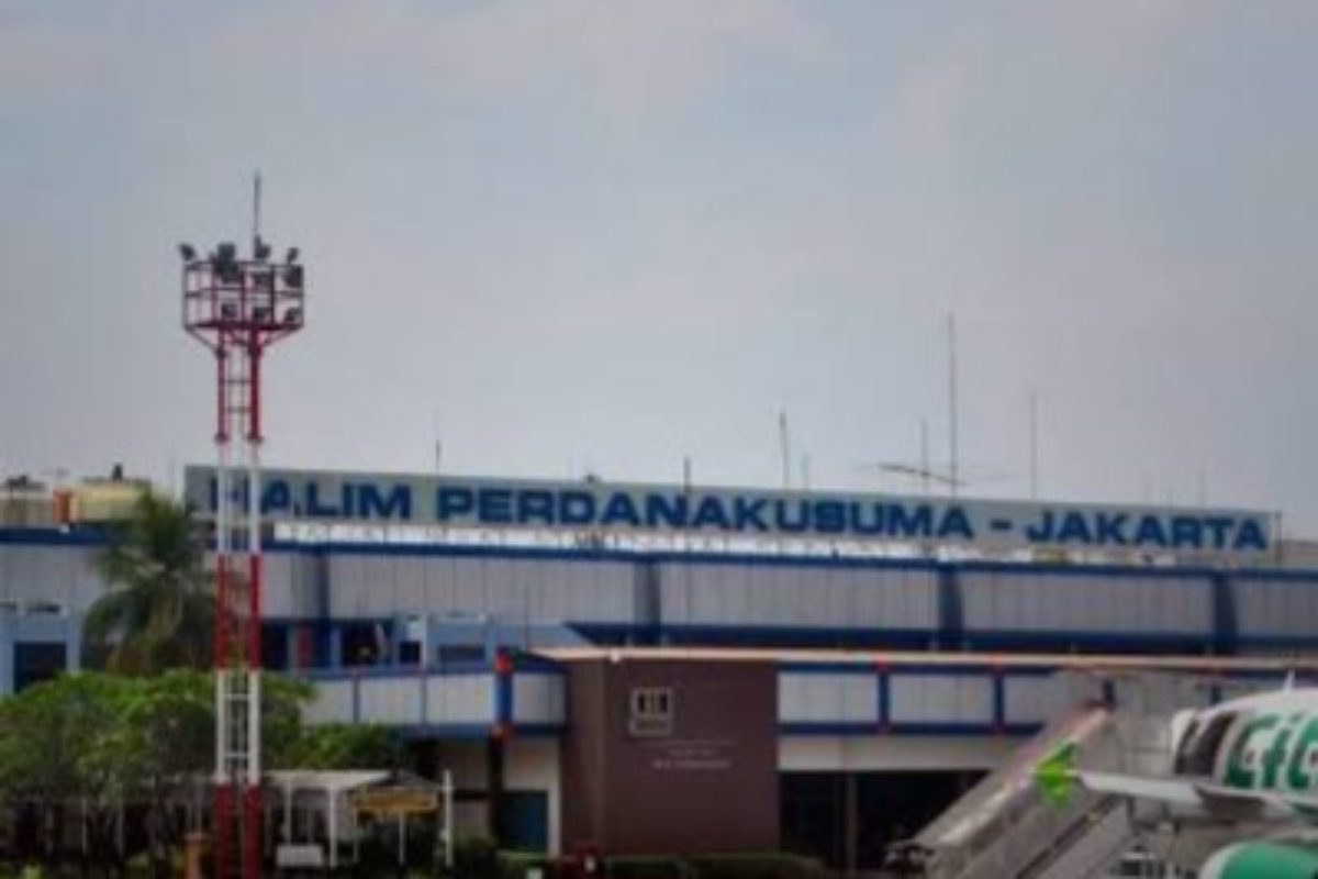 Kementerian Perhubungan menutup sementara enam bandar udara akibat sebaran abu vulkanik pada Minggu 6 9 2026