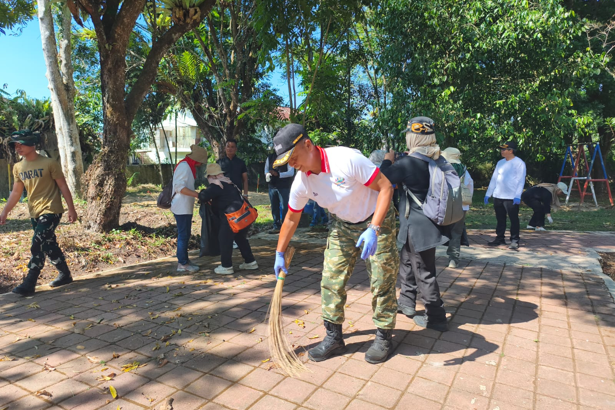 Kodim 0707 Wonosobo bersama pemerintah dan masyarakat mengikuti aksi bersih GELORA Indonesia ASRI dan World Clean Day 2026 di Taman Wisata Kalianget