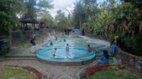 Kolam Renang Joglo Kampoeng Merapi di Muntilan menawarkan tiga kolam suasana sawah fasilitas keluarga dan tiket Rp5.000