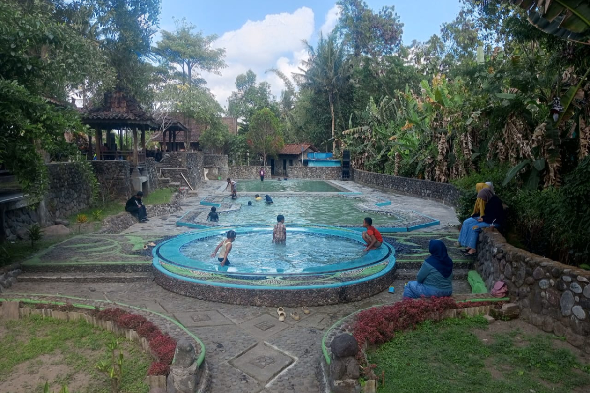 Kolam Renang Joglo Kampoeng Merapi di Muntilan menawarkan tiga kolam suasana sawah fasilitas keluarga dan tiket Rp5.000