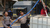 Personel Sat Samapta Polresta Magelang membantu distribusi air bersih bagi warga terdampak kekeringan di Borobudur