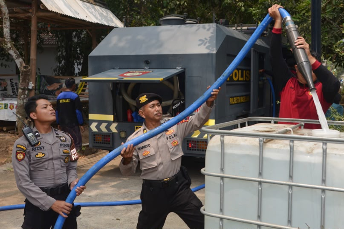 Personel Sat Samapta Polresta Magelang membantu distribusi air bersih bagi warga terdampak kekeringan di Borobudur