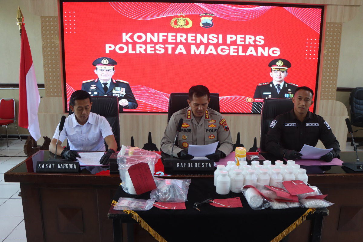 Polisi mengamankan tiga tersangka dan barang bukti 4 gram sabu dalam pengungkapan kasus narkoba di Muntilan Magelang