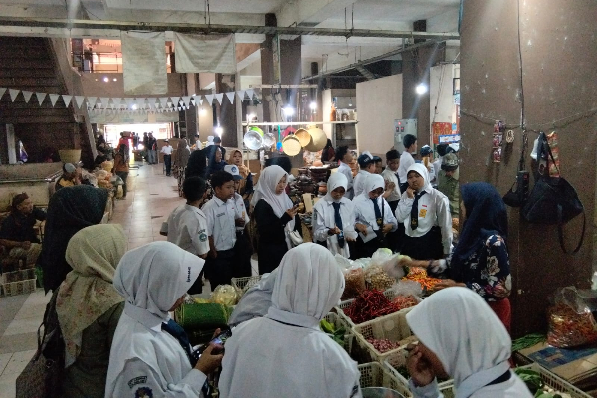 SMPN 1 Sawangan Gelar Kegiatan Kokurikuler di Pasar Muntilan
