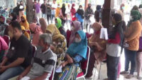 Sebanyak 178.296 KPM di Magelang mendapat bantuan pangan. Antrean panjang mewarnai penyaluran bantuan beras di Secang.